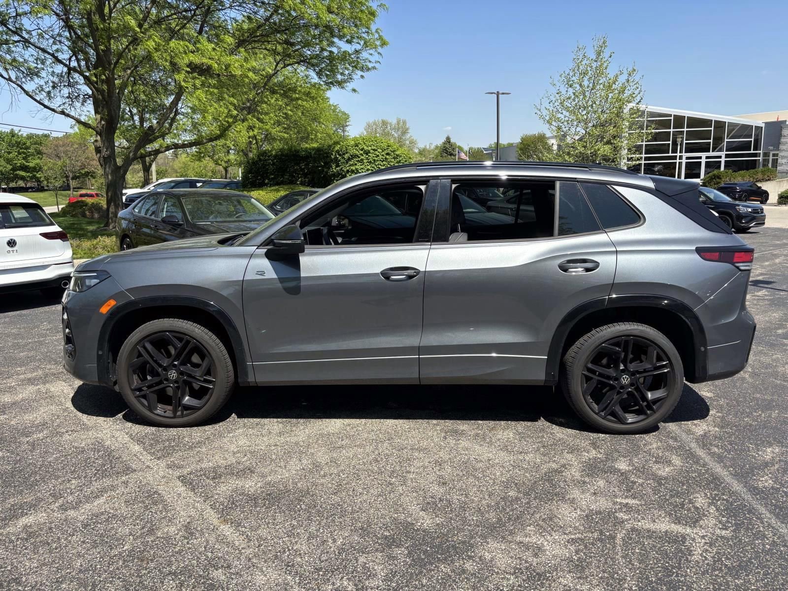 Used 2025 Volkswagen Tiguan SE R-Line AWD/4WD image 8