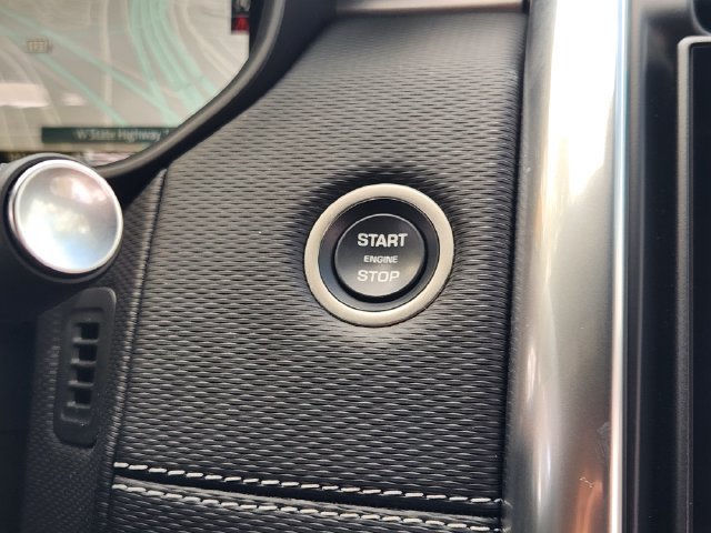 Used 2024 Land Rover Discovery Dynamic SE AWD/4WD image 21