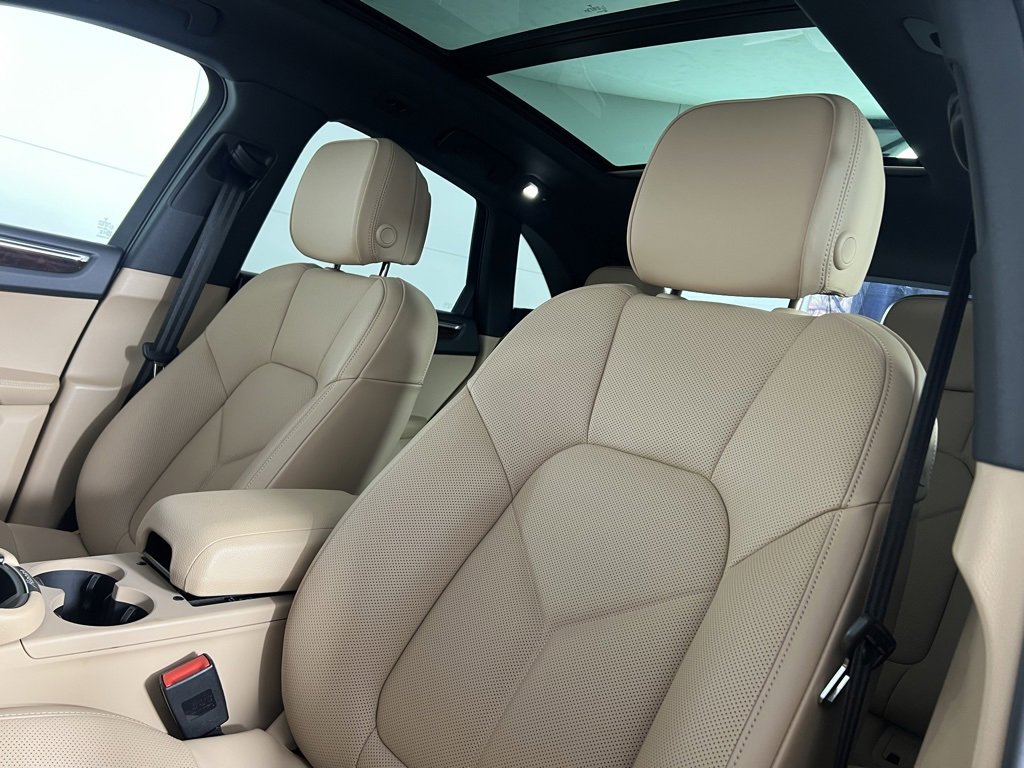 Certified 2025 Porsche Macan image 5