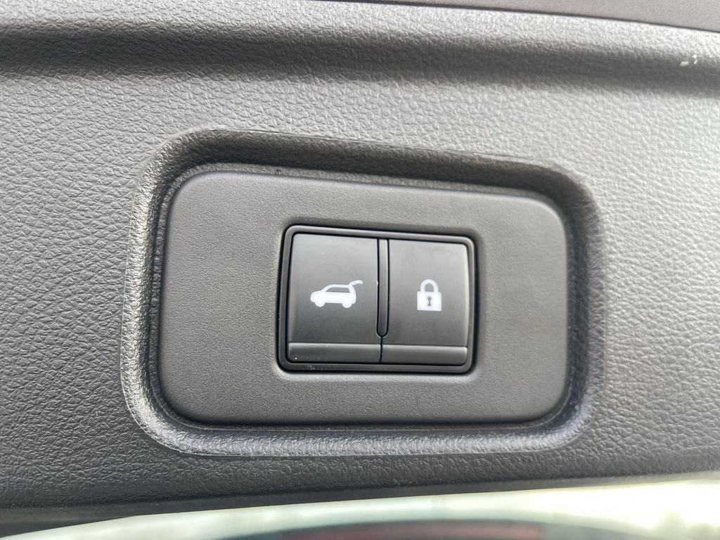 Used 2025 Nissan Pathfinder SV image 15