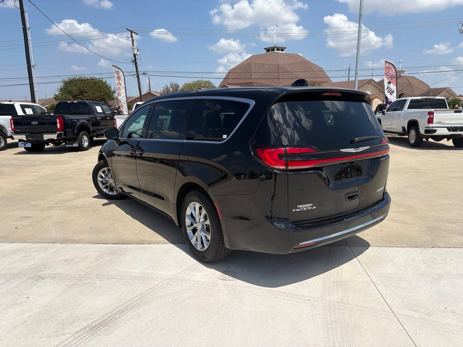Used 2026 Chrysler Pacifica Limited FWD image 5