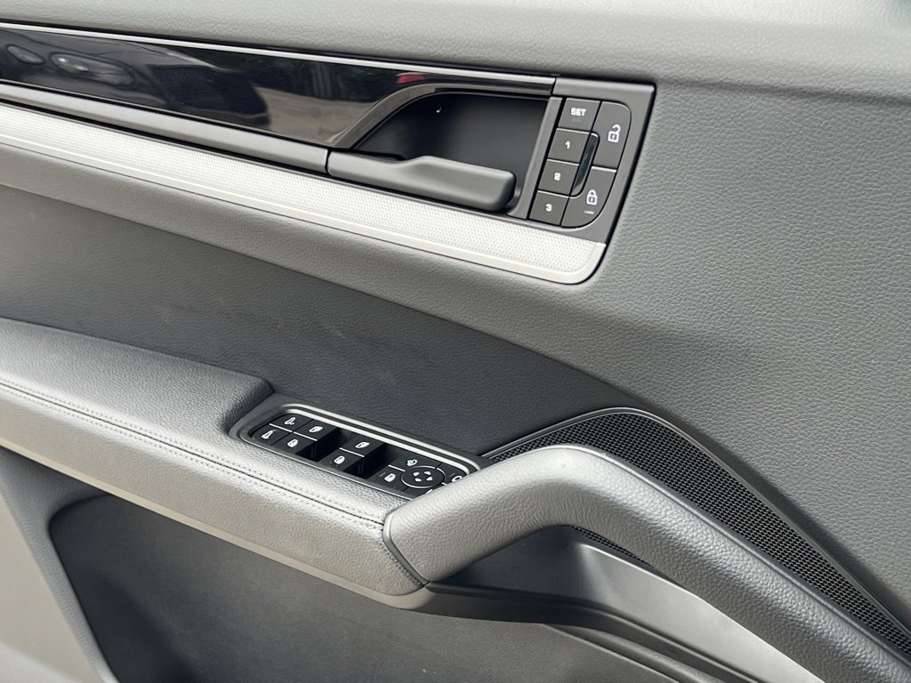 Used 2025 Porsche Cayenne image 30