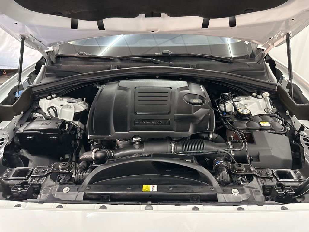 Used 2020 Jaguar F-PACE Premium image 30