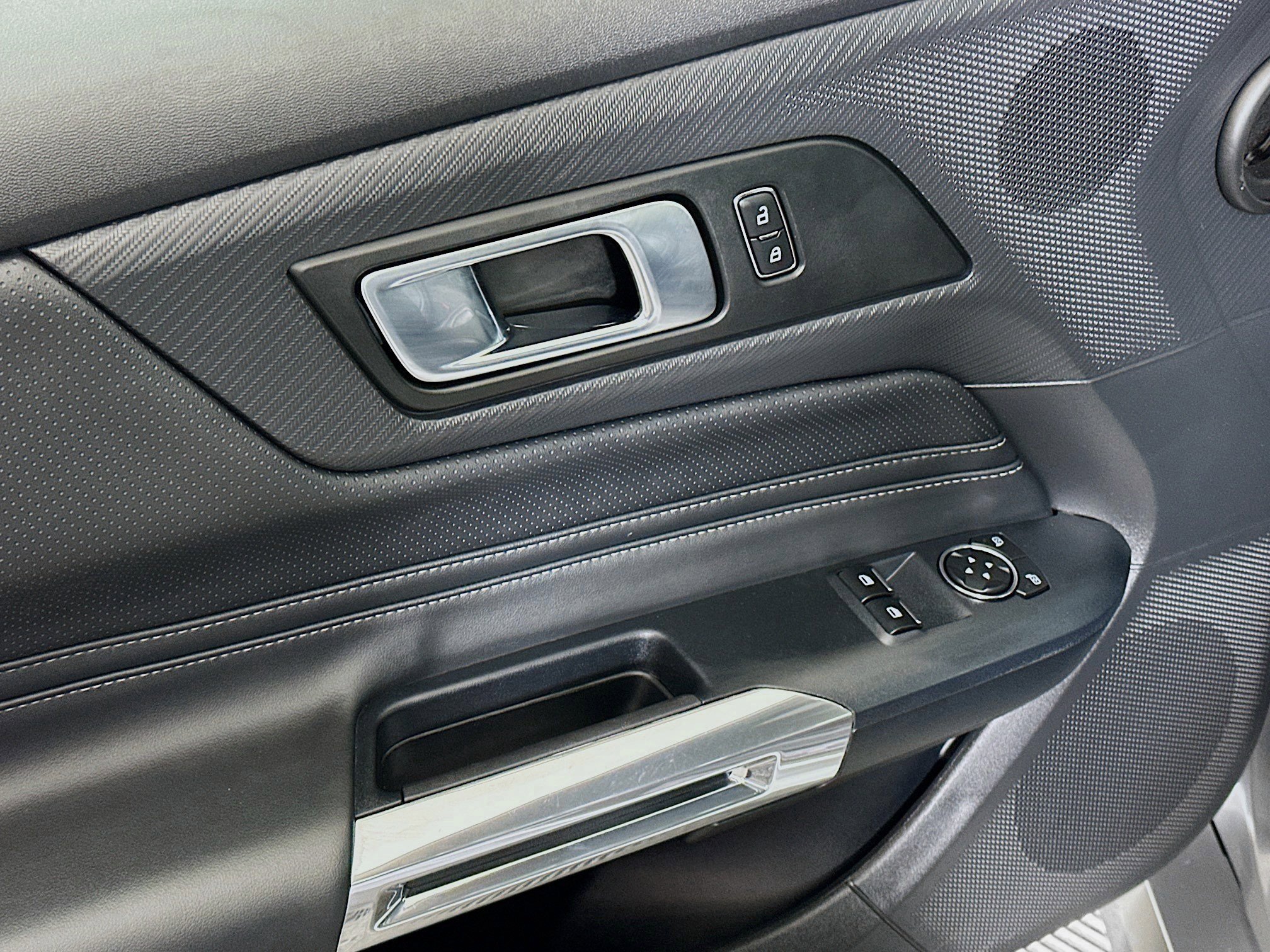 Used 2025 Ford Mustang Premium image 15