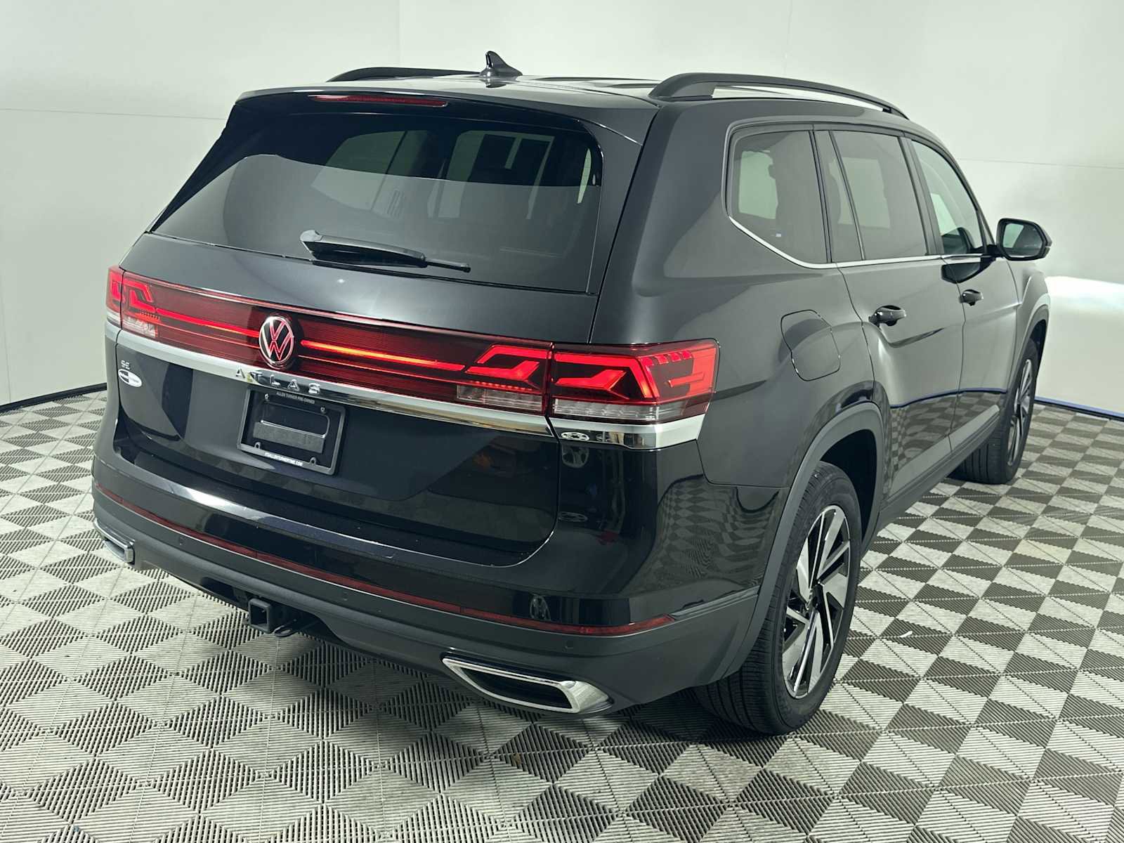 Used 2024 Volkswagen Atlas SE image 8