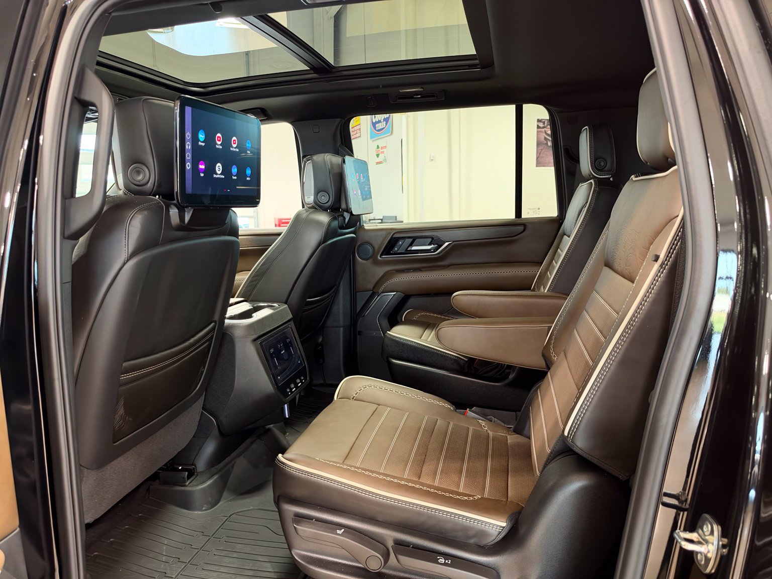 Used 2026 GMC Yukon XL Denali Ultimate w/ LPO, Illumination Package AWD/4WD image 40
