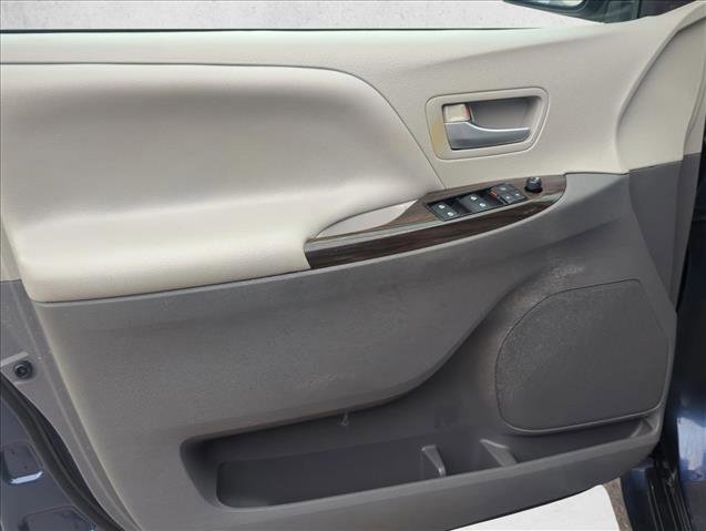 Certified 2019 Toyota Sienna XLE FWD image 10