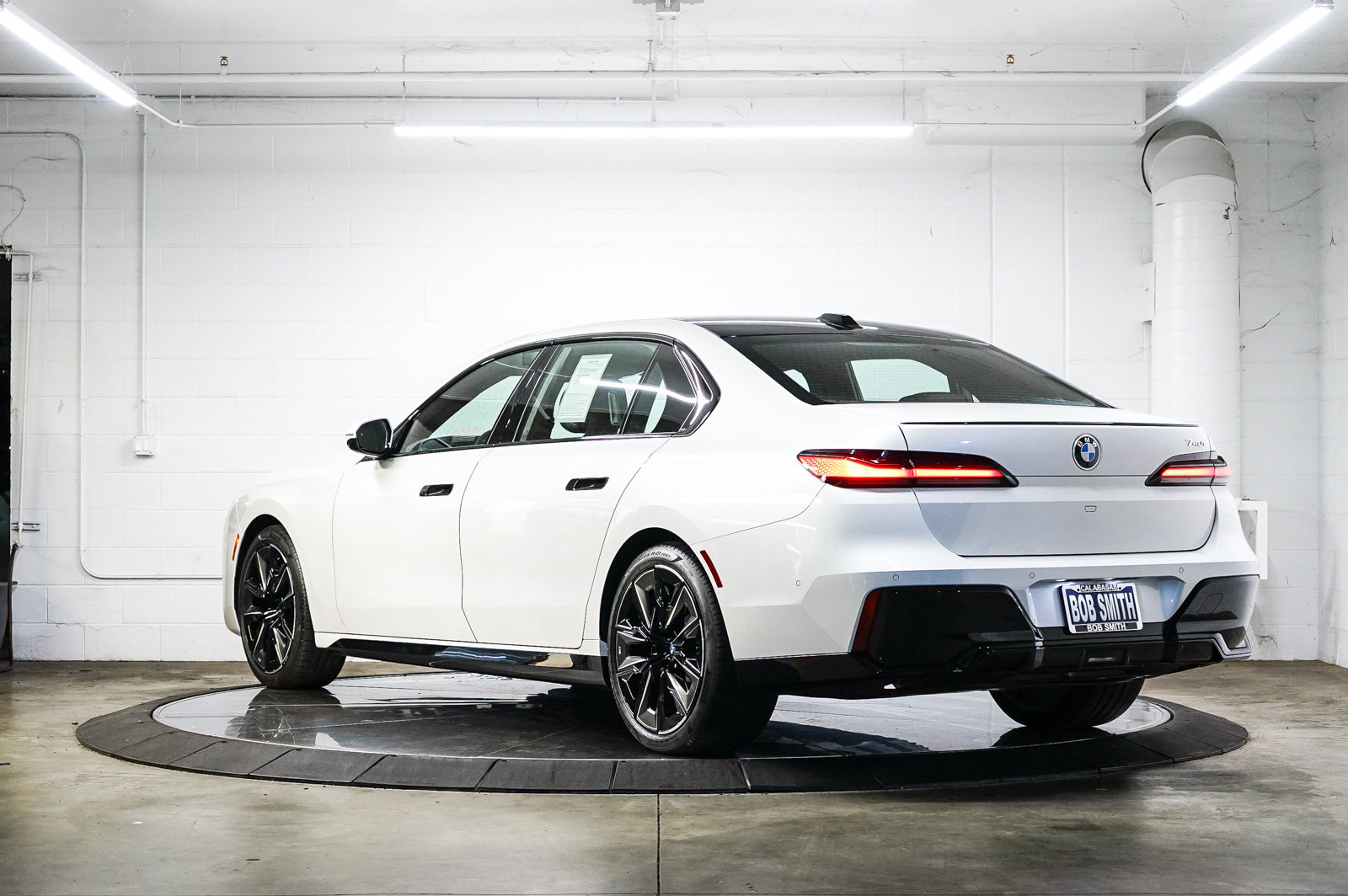 Used 2025 BMW 740i w/ Premium Package RWD image 4