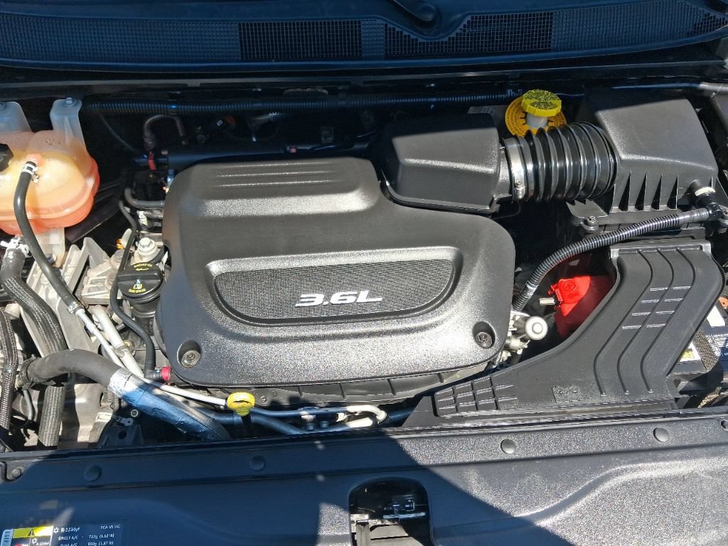 Used 2017 Chrysler Pacifica Limited w/ UConnect Theater Package FWD image 17