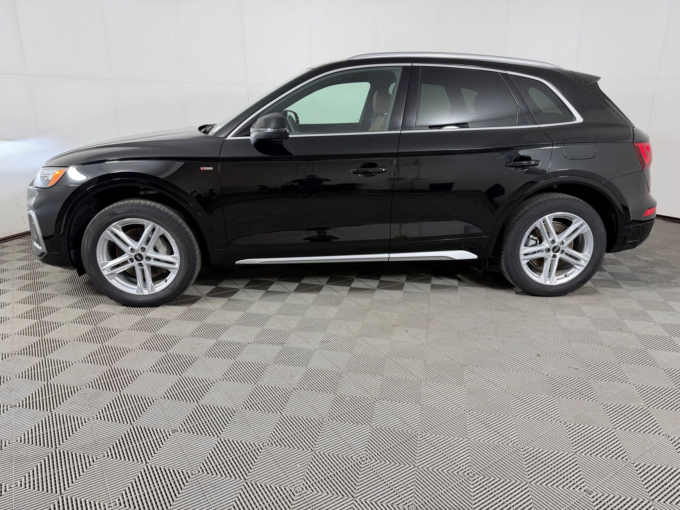 Certified 2022 Audi Q5 e Premium Plus w/ Premium Plus Package AWD/4WD image 2