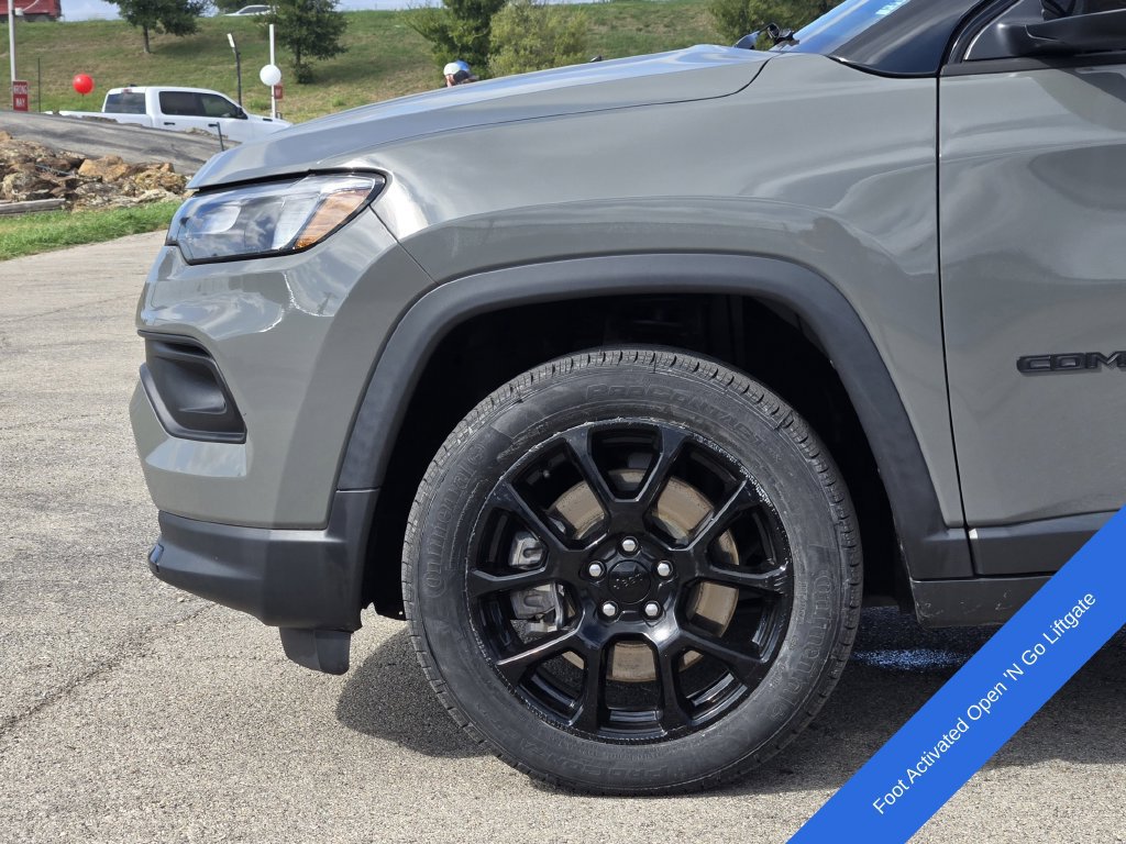 Used 2024 Jeep Compass Latitude w/ Altitude Special Edition AWD/4WD image 9