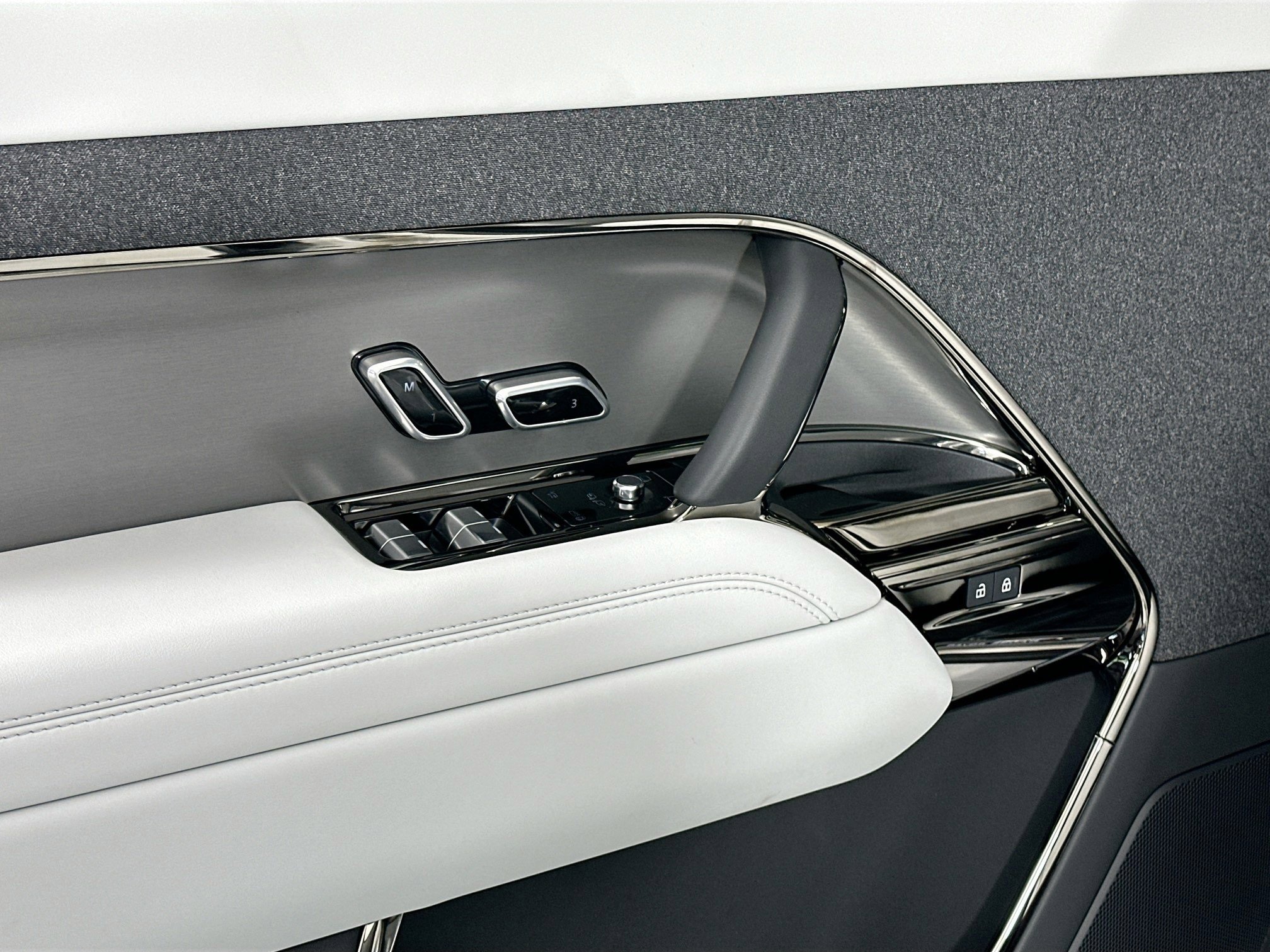 Used 2025 Land Rover Range Rover Sport image 15