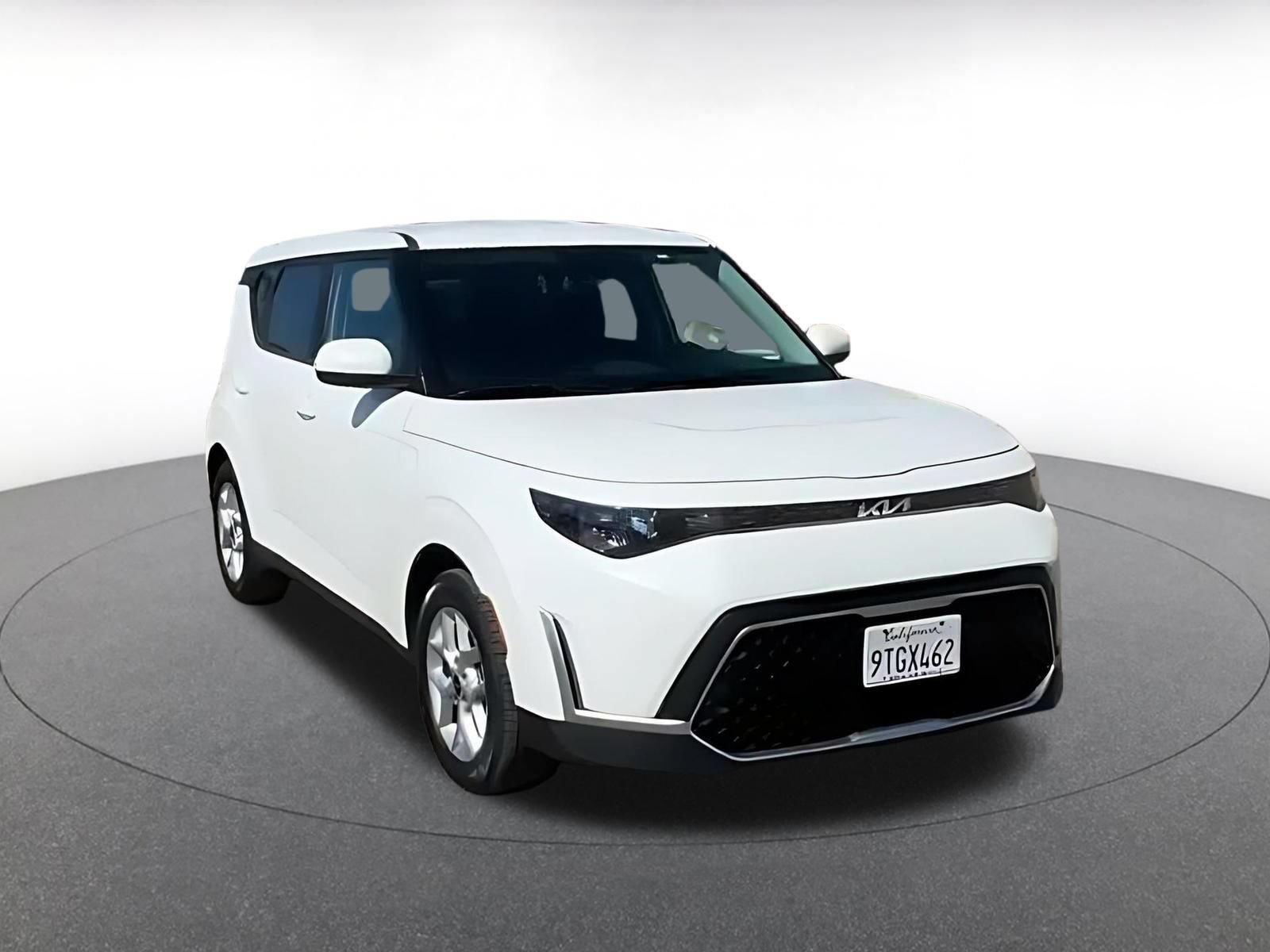 Used 2025 Kia Soul LX w/ LX Technology Package FWD image 3