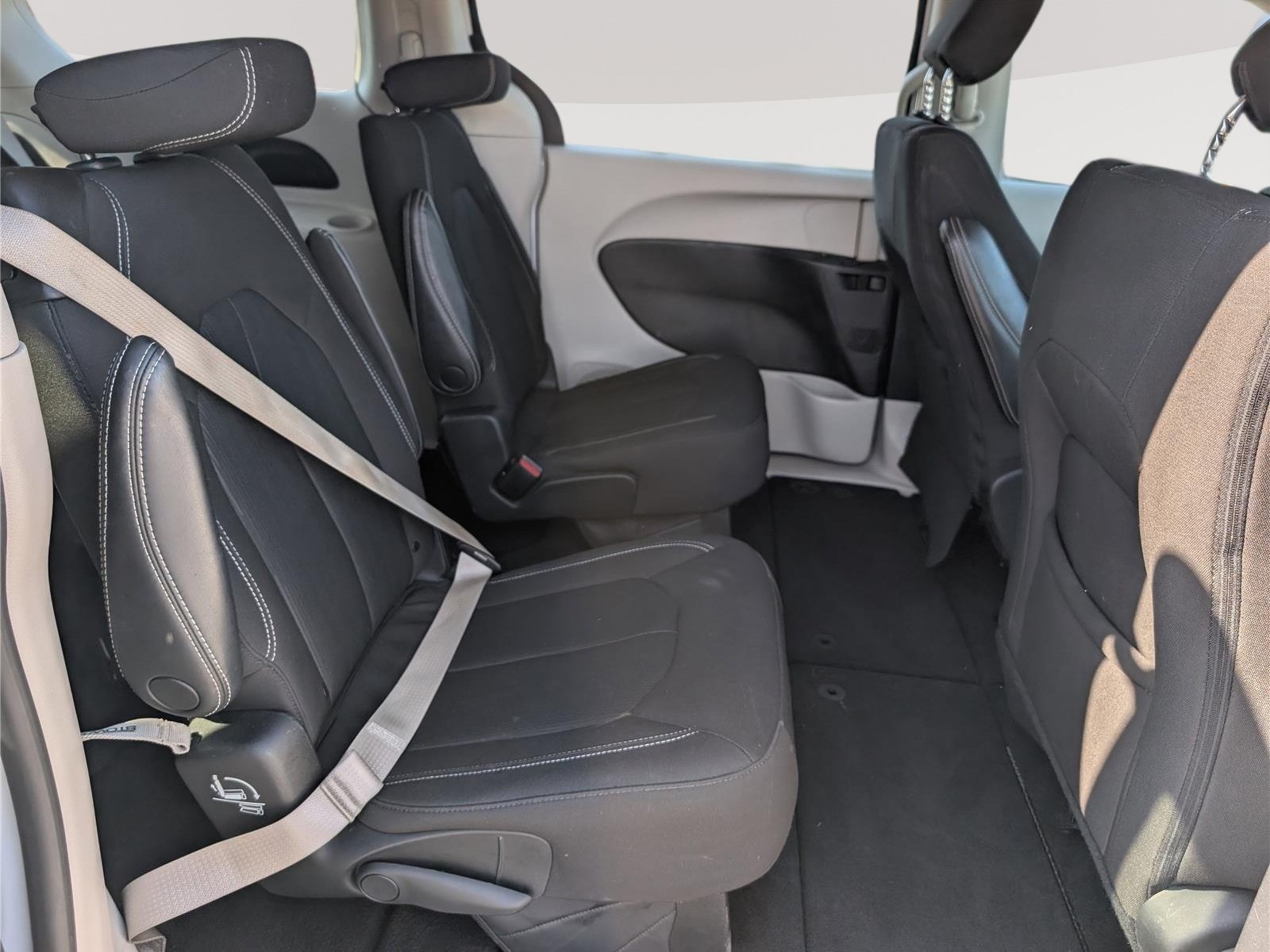 Used 2023 Chrysler Voyager LX FWD image 11