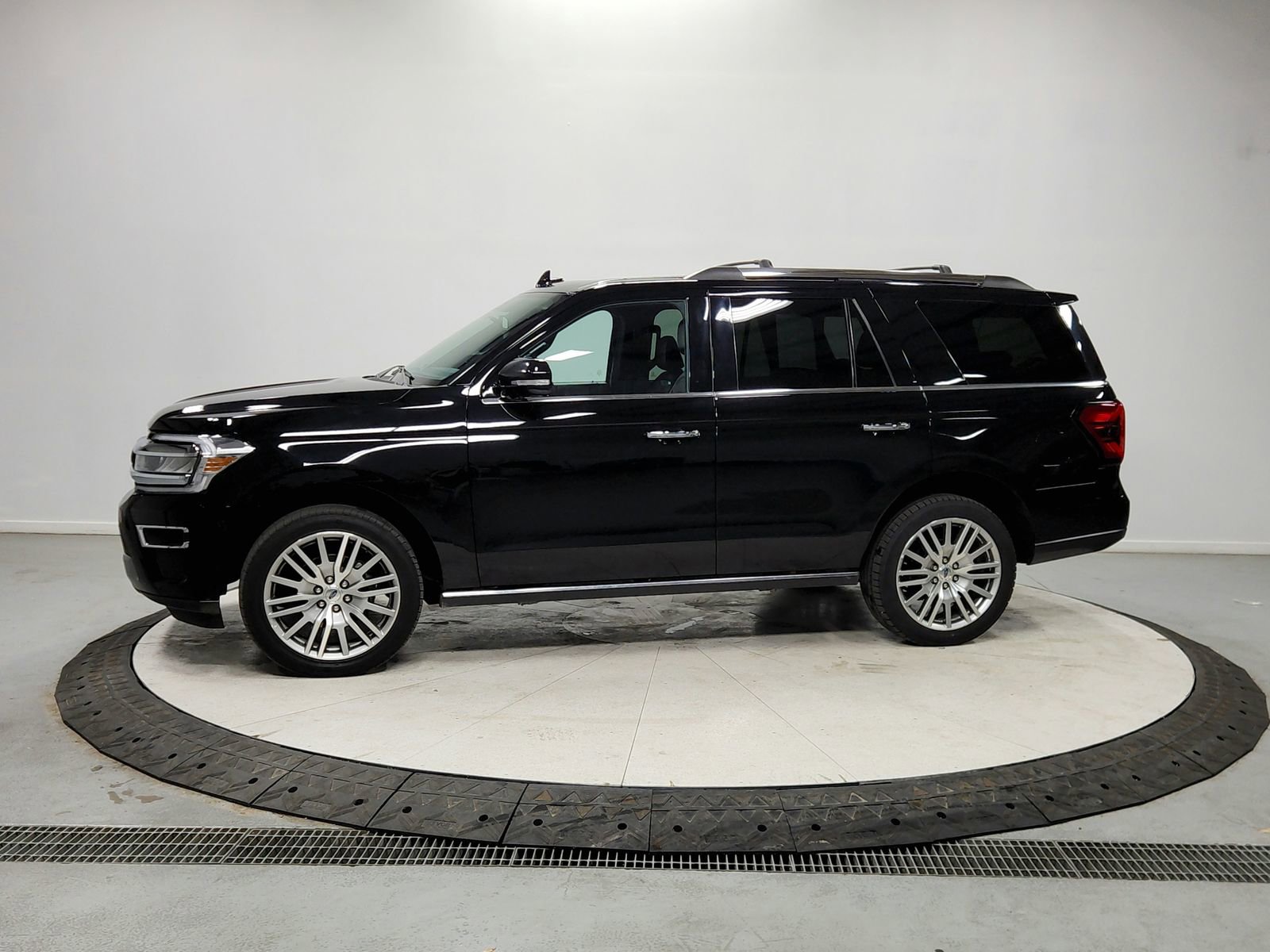 Used 2024 Ford Expedition Limited image 4
