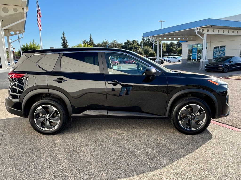 Used 2025 Nissan Rogue SV AWD/4WD image 4