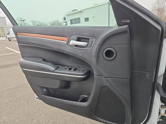 Used 2017 Chrysler 300 C Platinum image 21