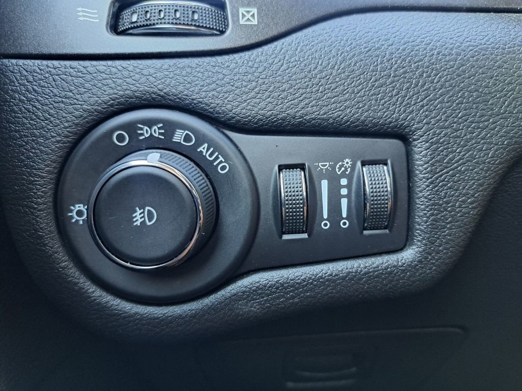 Used 2021 Jeep Cherokee Trailhawk image 15