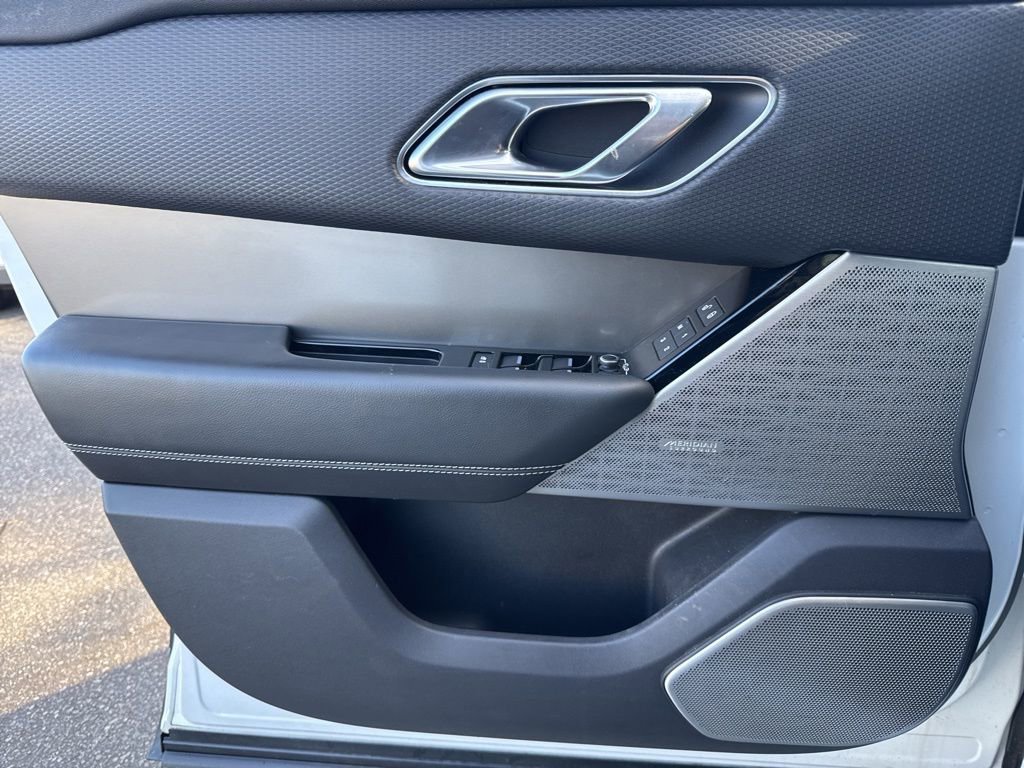 Used 2018 Land Rover Range Rover Velar S image 10