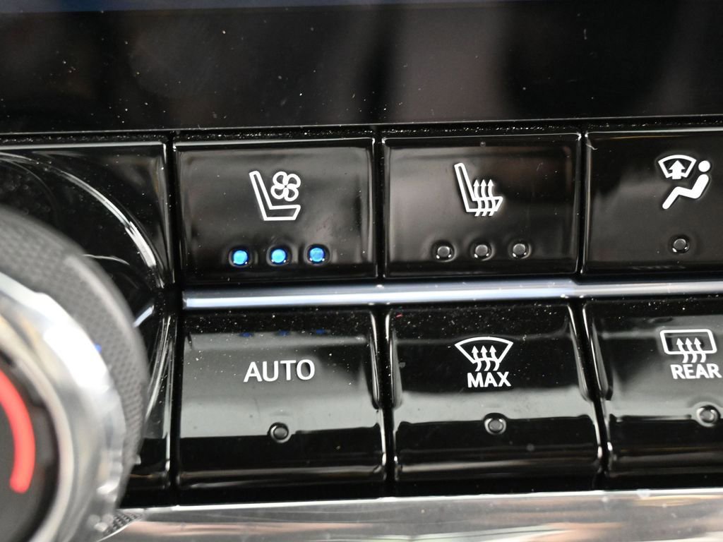 Used 2025 Chevrolet Colorado ZR2 w/ Technology Package AWD/4WD image 29