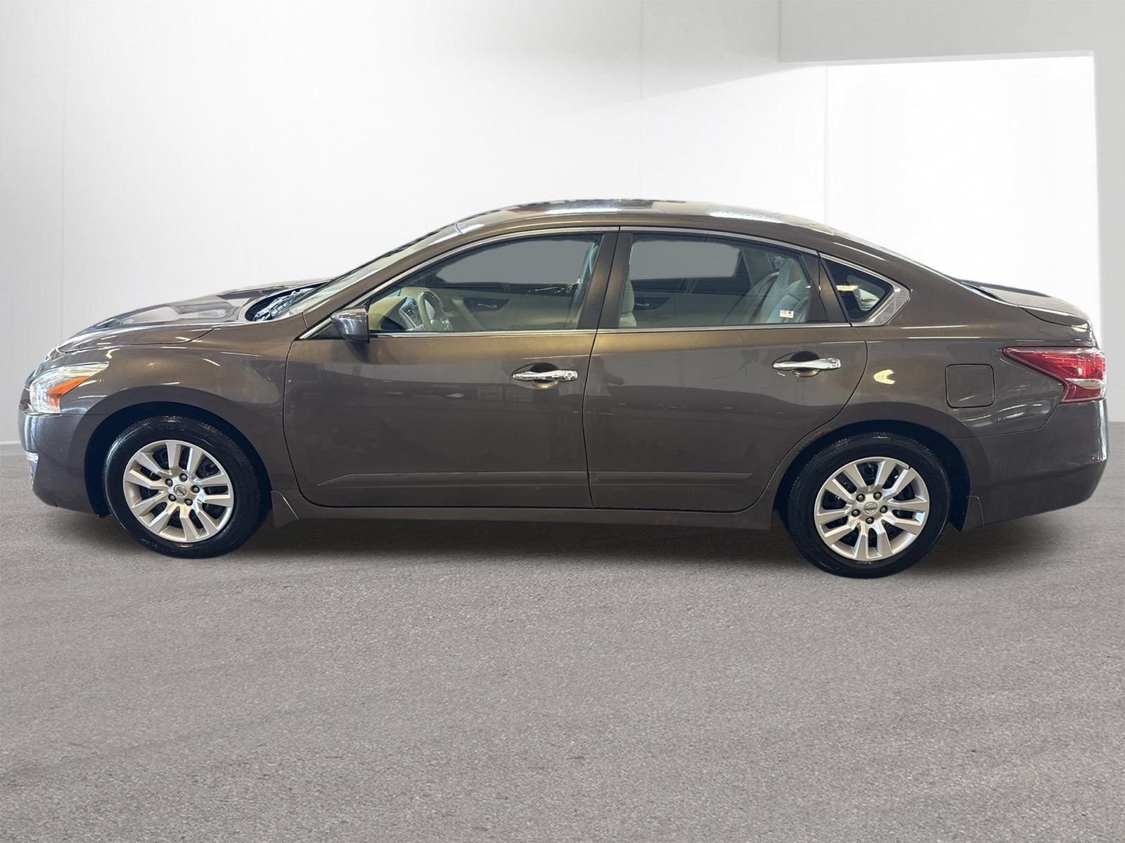 Used 2013 Nissan Altima 2.5 S FWD image 2