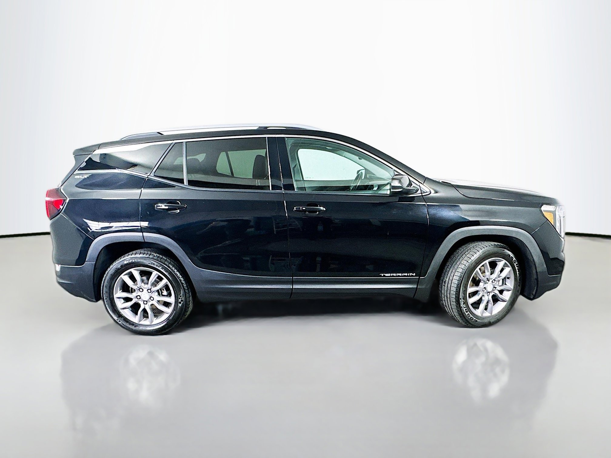 Used 2024 GMC Terrain SLT image 8