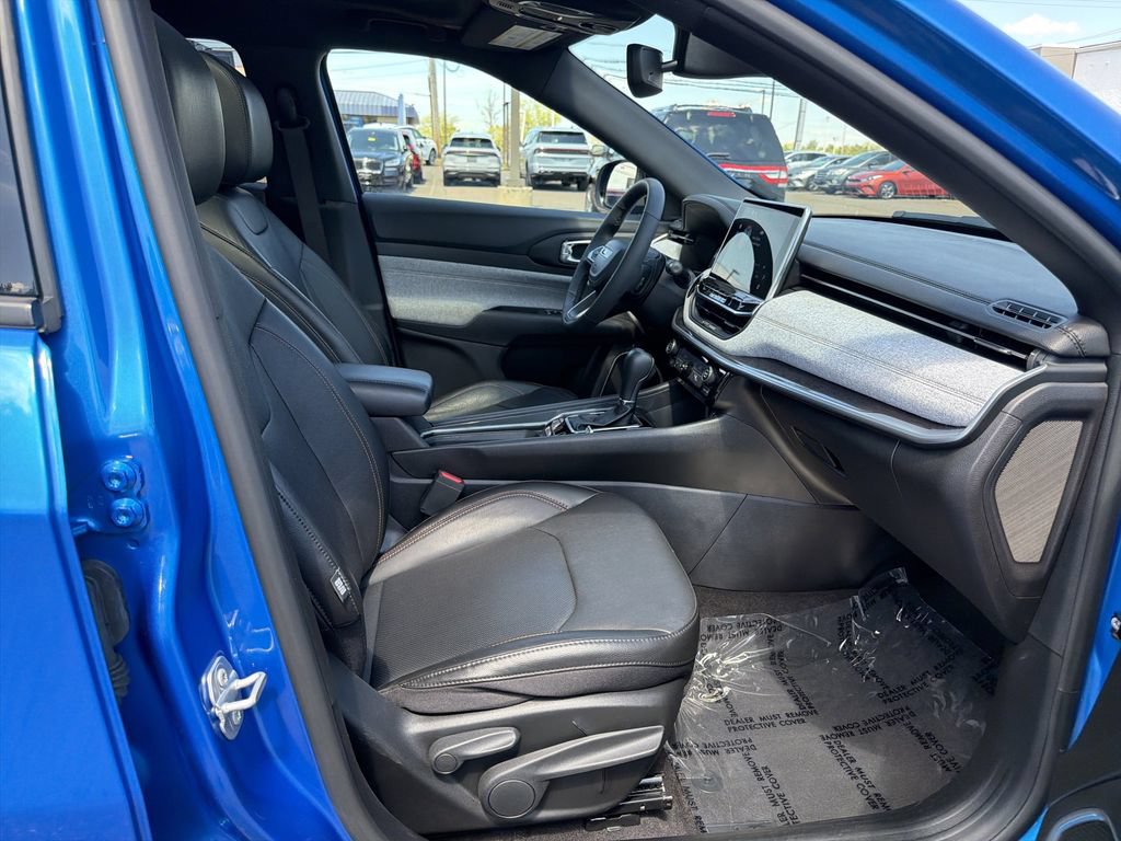 Used 2023 Jeep Compass Latitude w/ Sun and Sound Group AWD/4WD image 16