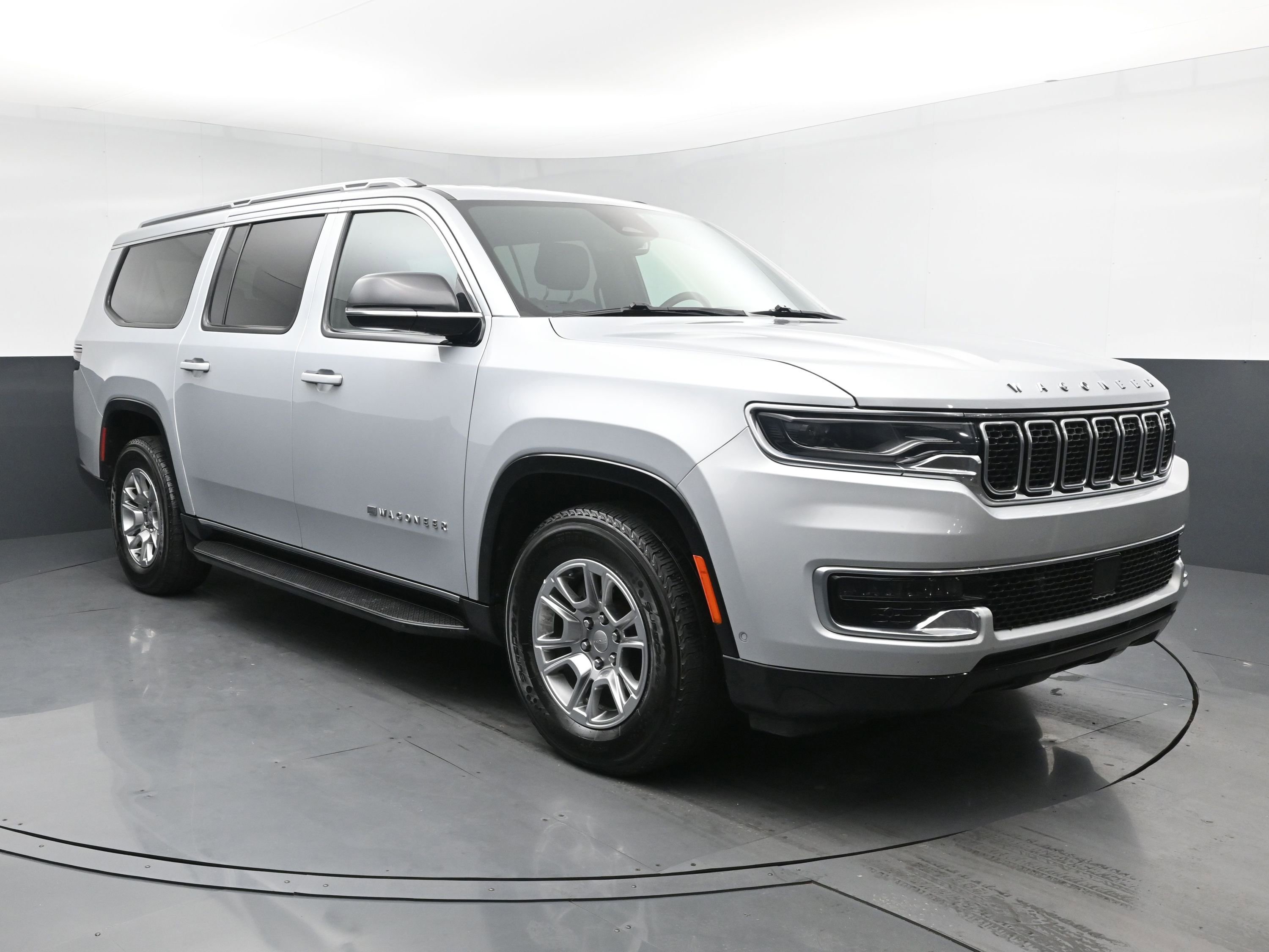 Used 2024 Jeep Wagoneer L 4WD image 2