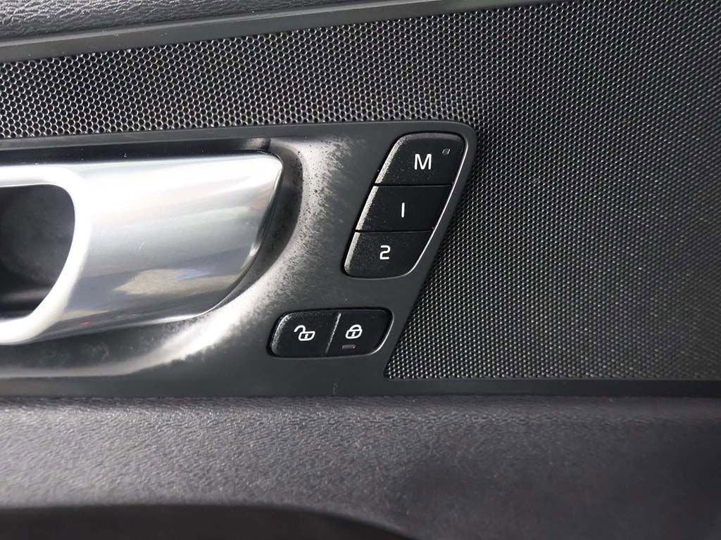 Used 2018 Volvo XC60 T6 R-Design w/ Vision Package image 39