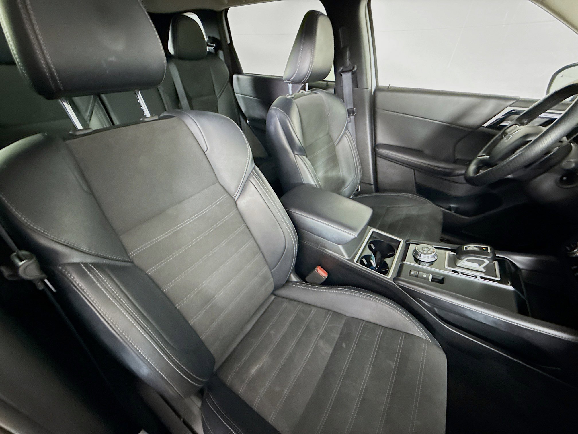 Used 2024 Mitsubishi Outlander SE Black Edition FWD image 35