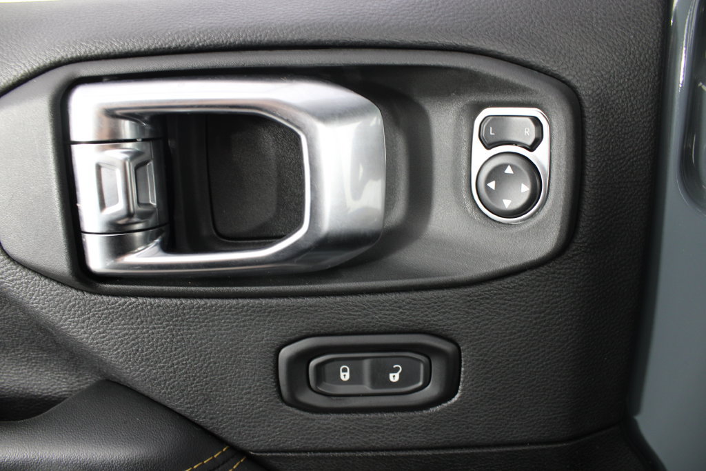 Used 2025 Jeep Wrangler Unlimited Sahara AWD/4WD image 34