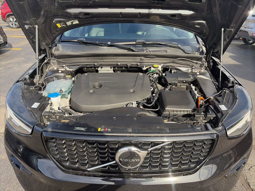 Used 2025 Volvo XC40 B5 Plus image 7