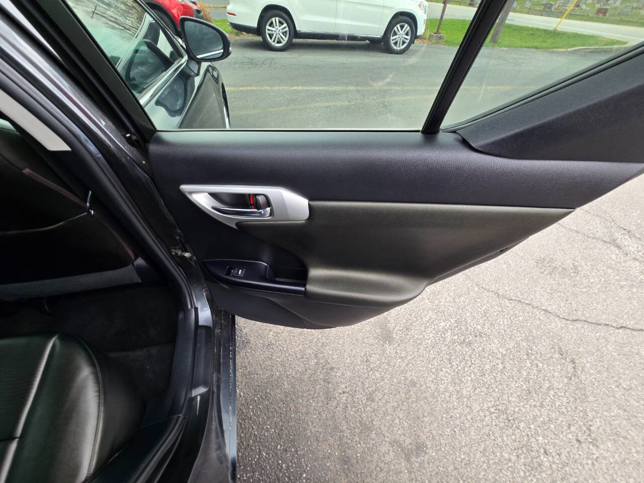 Used 2011 Lexus CT 200h Premium image 28