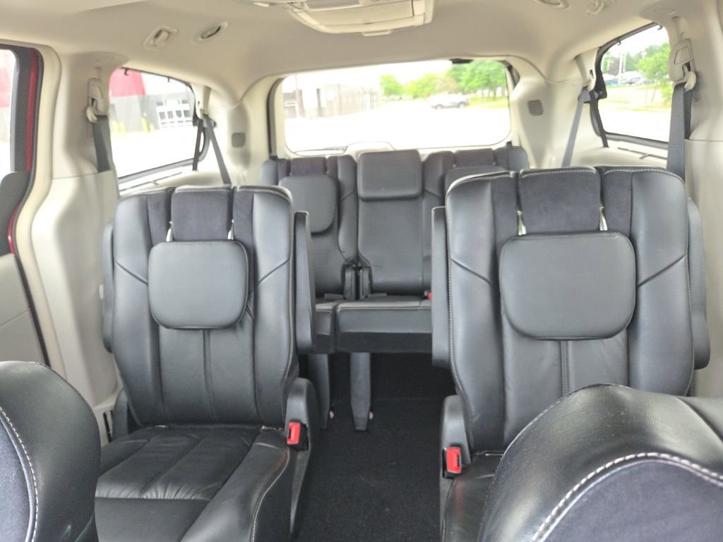 Used 2012 Chrysler Town & Country Limited w/ Luxury Group FWD image 24