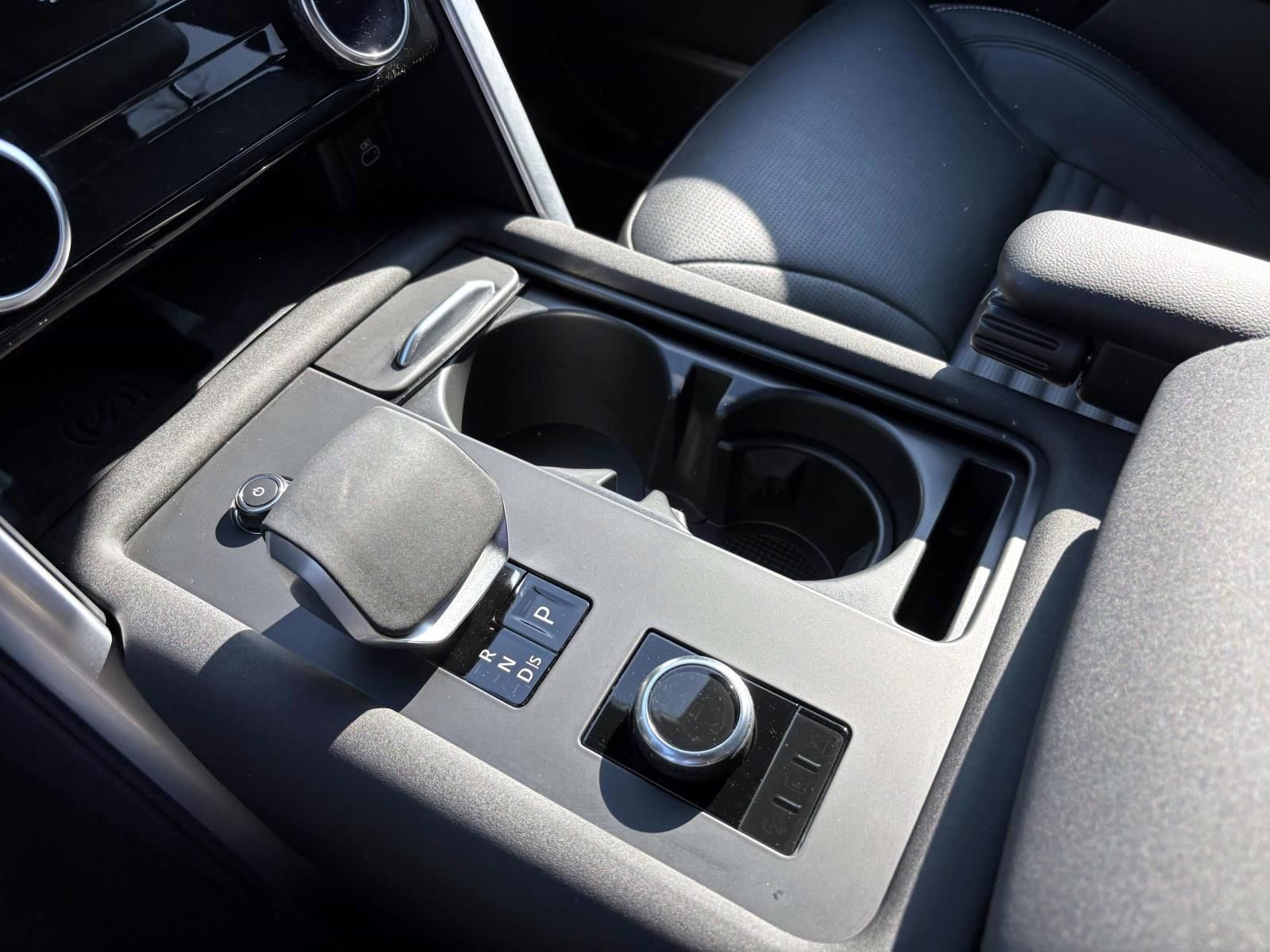 Used 2025 Land Rover Discovery S image 16