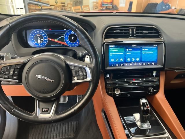 Used 2019 Jaguar F-PACE SVR image 13