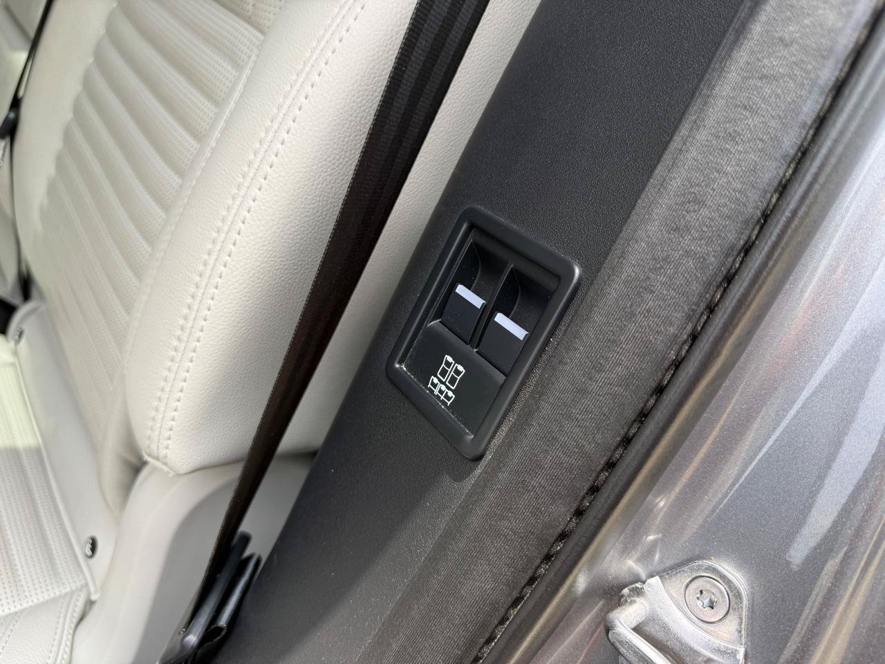 Used 2022 Land Rover Discovery S AWD/4WD image 32