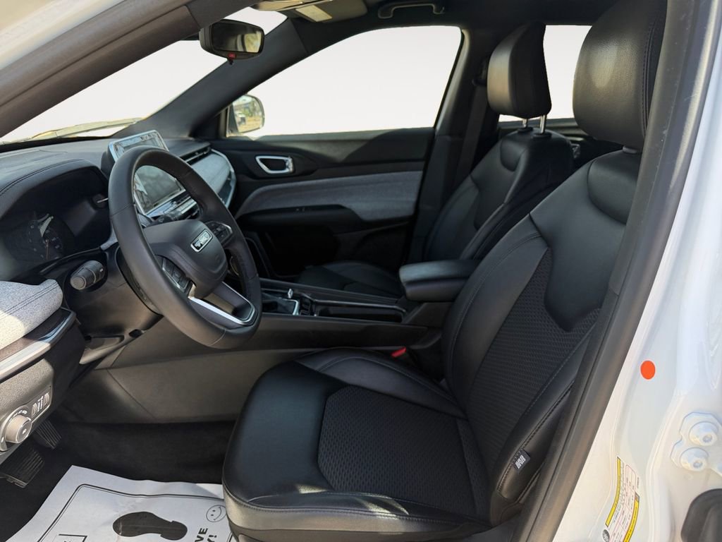 Used 2025 Jeep Compass Latitude image 15