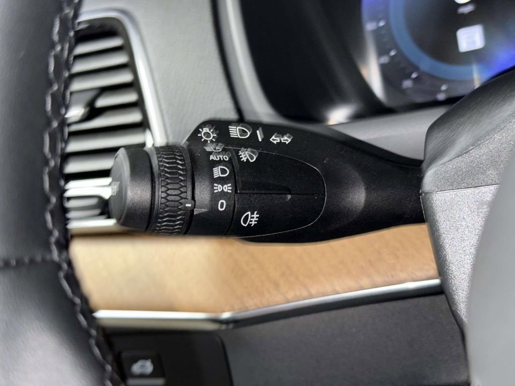 Certified 2025 Volvo XC90 B6 Plus image 28