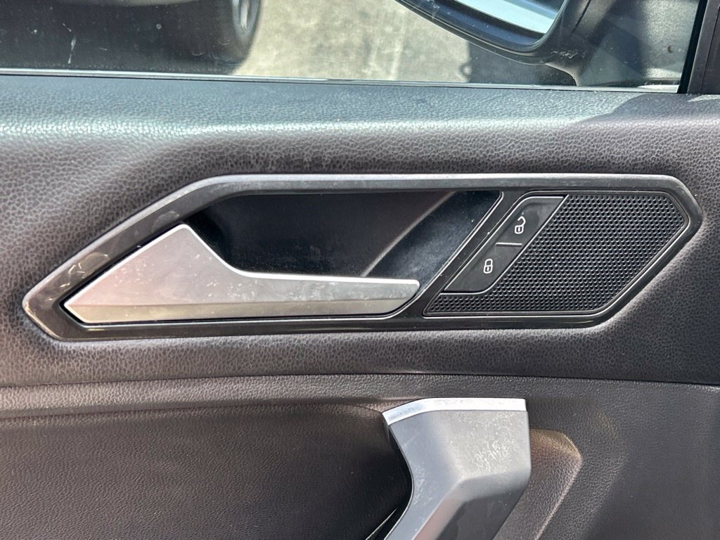 Used 2018 Volkswagen Tiguan SE FWD image 18