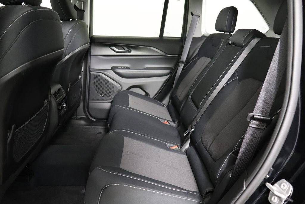 Used 2023 Jeep Grand Cherokee Laredo AWD/4WD image 17