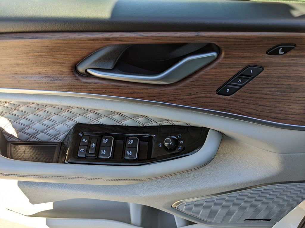 Used 2022 Jeep Grand Cherokee Summit w/ Luxury Tech Group V image 22