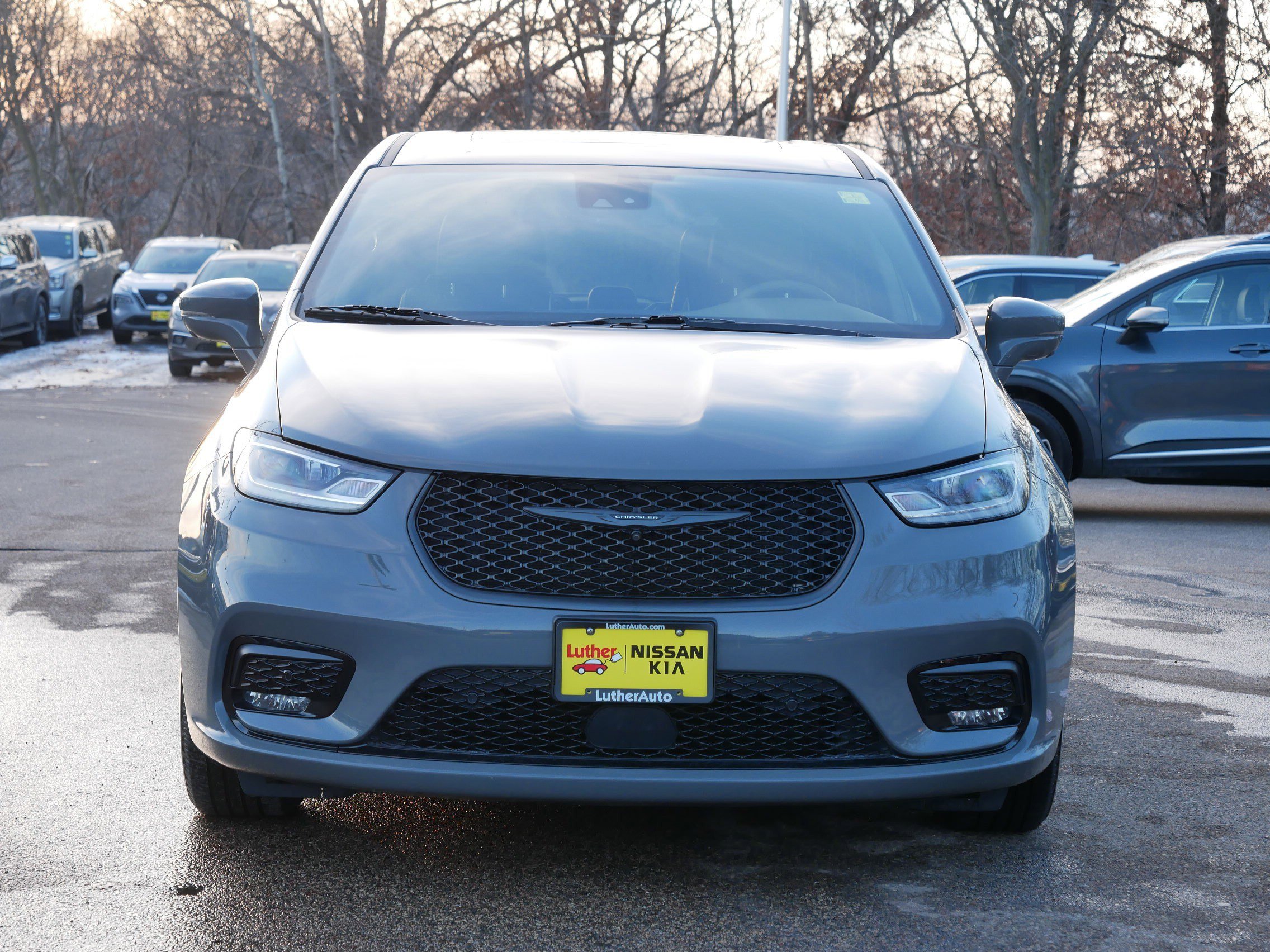 Used 2022 Chrysler Pacifica Limited w/ Uconnect Theater Family Group image 40