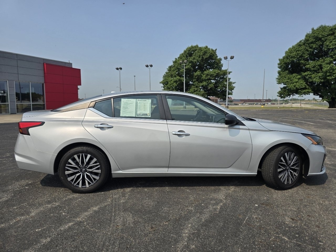 Used 2024 Nissan Altima 2.5 SV FWD image 16