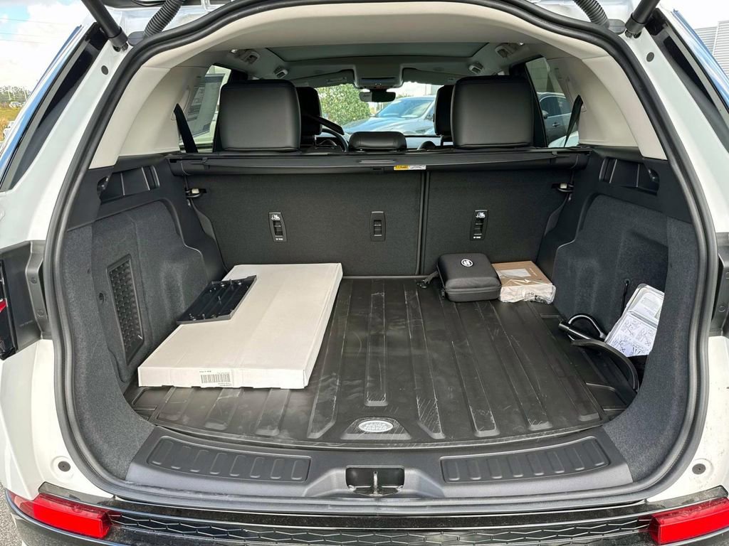 Used 2025 Land Rover Discovery Sport S image 5