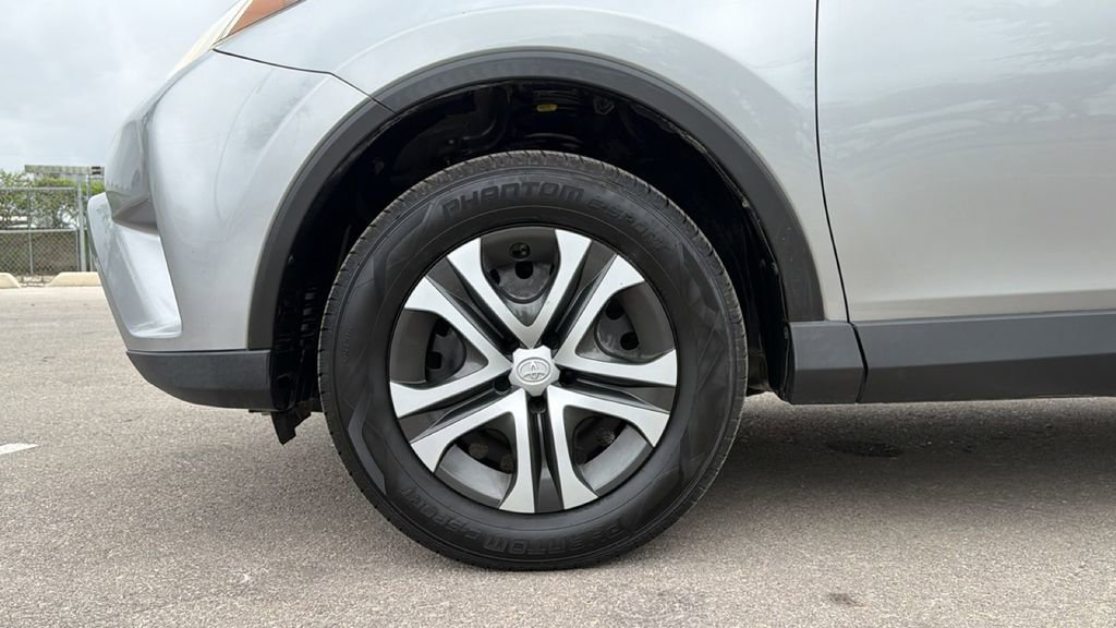 Used 2018 Toyota RAV4 LE image 12