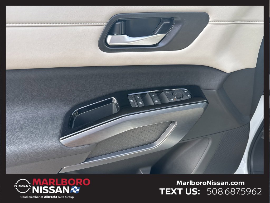 New 2025 Nissan Pathfinder SL w/ SL Premium Package image 31