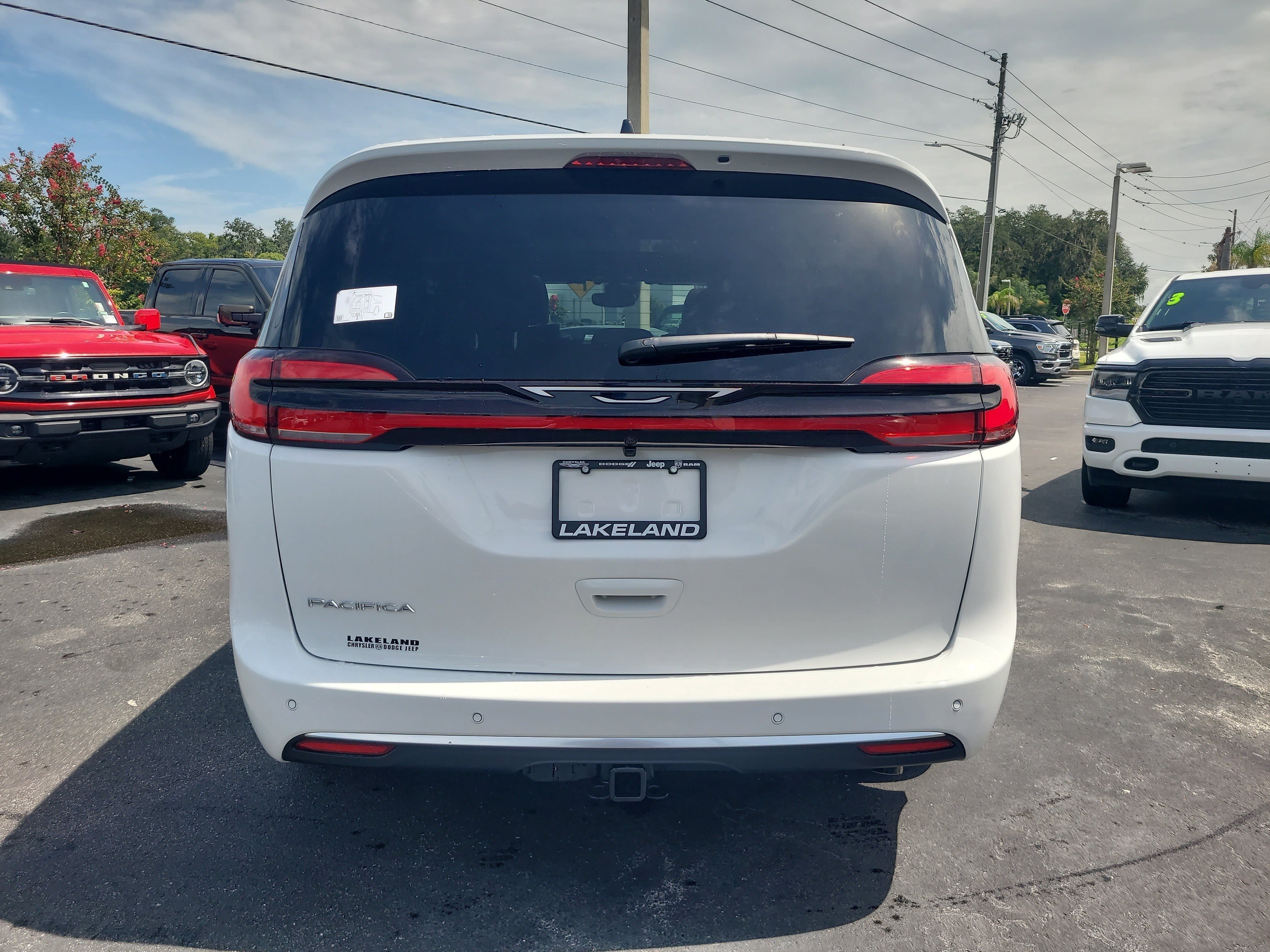 New 2027 Chrysler Pacifica Pinnacle w/ Theater Group FWD image 7