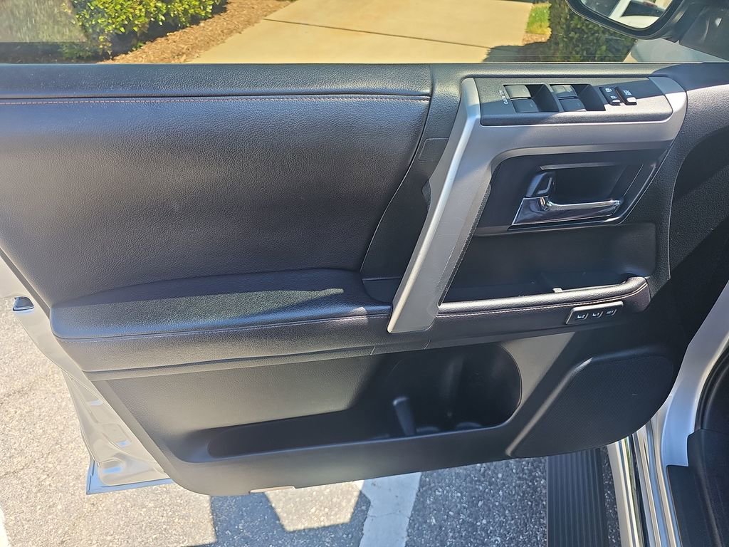 Used 2016 Toyota 4Runner Limited AWD/4WD image 10