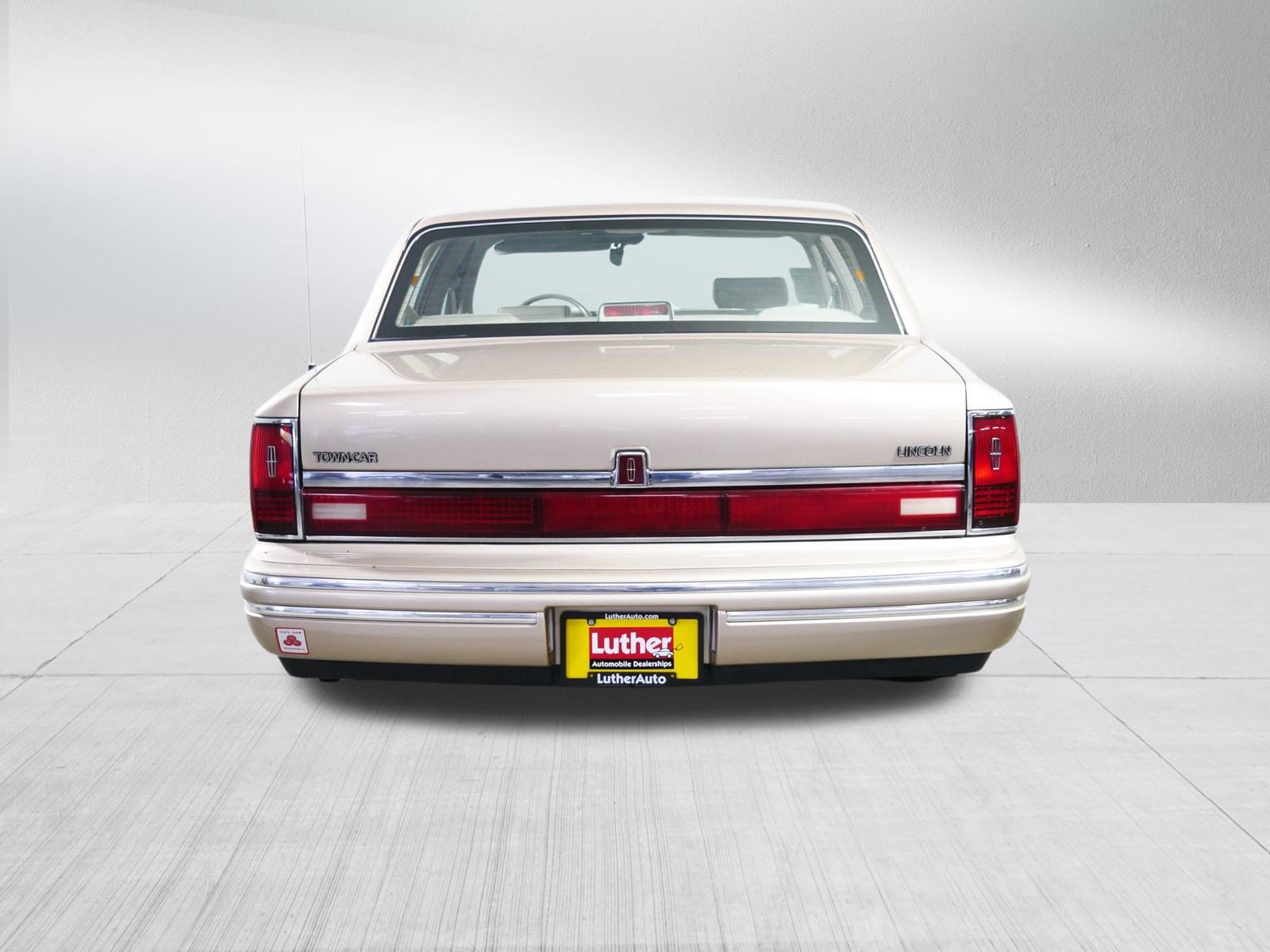 Used 1993 Lincoln Town Car Signature RWD image 6